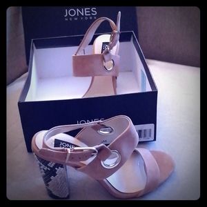 JONES NEW YORK "JAYLA SANDAL" IN CAMEL SUEDE